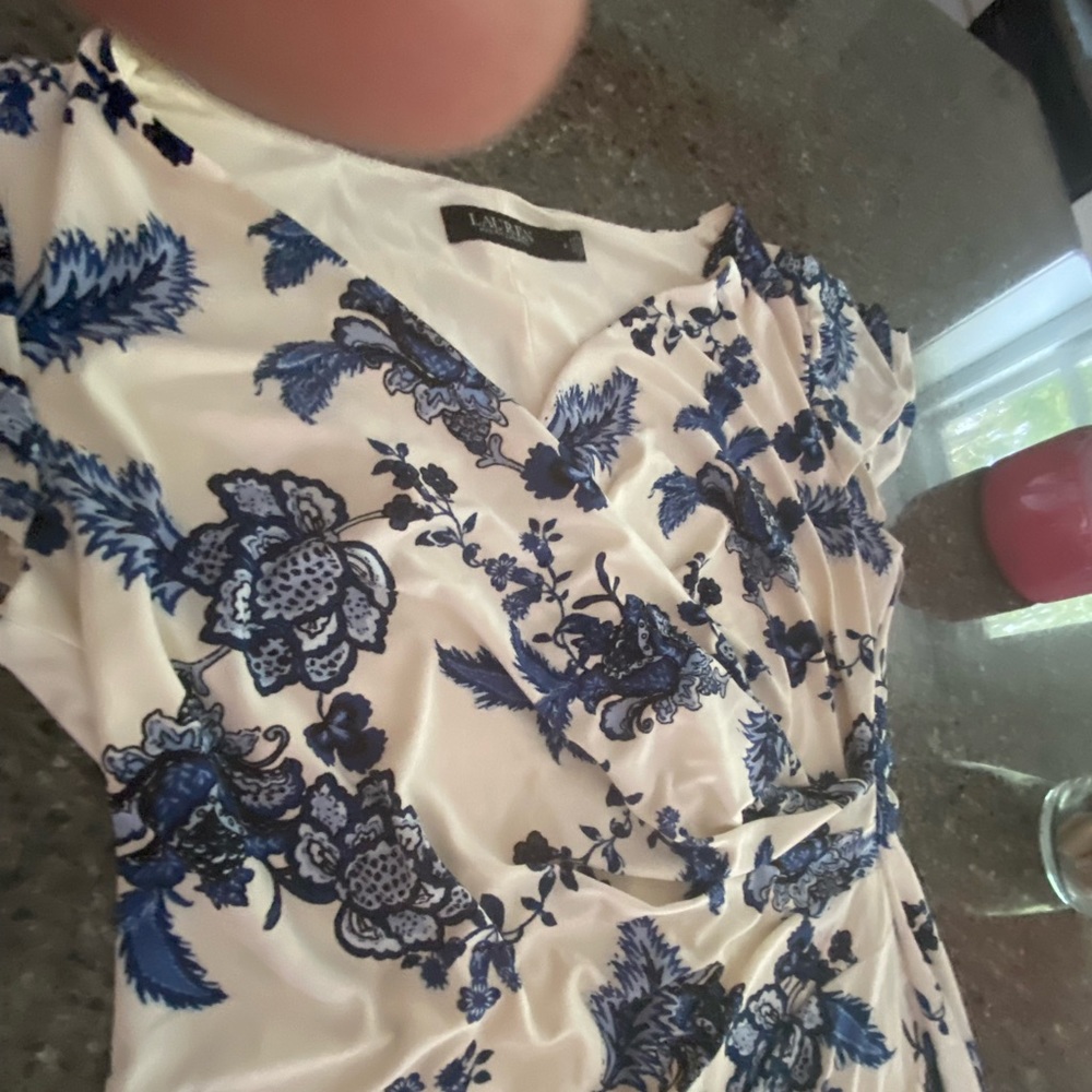 Ralph Lauren Beautiful Dress, can wear on a date or to an occasion. Never worn.